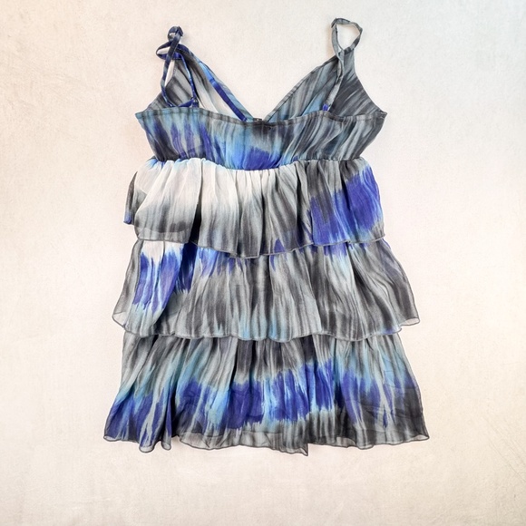 Bebe Ruffle Layered Top Size Medium, Blue-Gray Watercolor, Flowy Chic - Picture 6 of 9